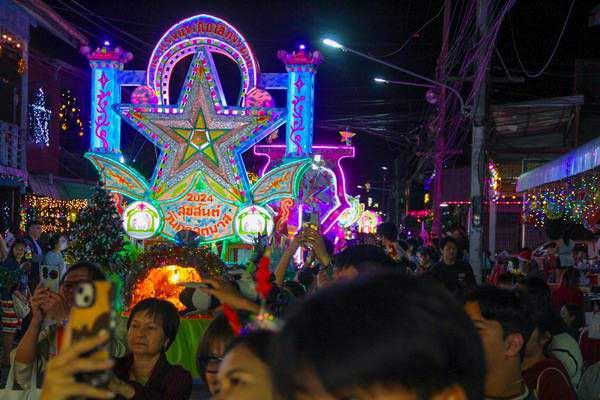 ชุมชนท่าแร่ จัดงานประเพณีแห่ดาวคริสต์มาสอย่างยิ่งใหญ่