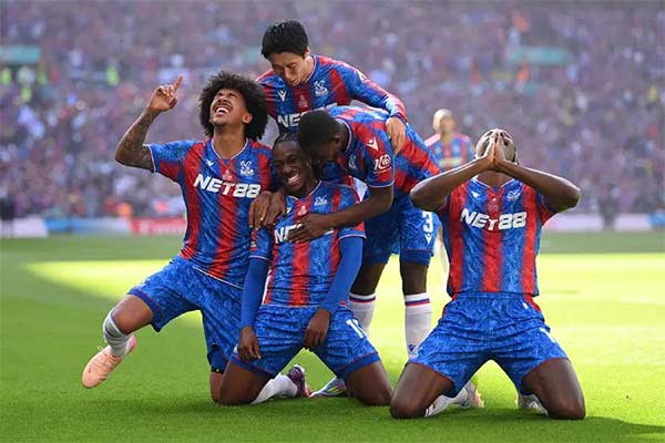 คริสตัล พาเลซ เฉือนเอาชนะ แมนเชสเตอร์ ซิตี้ 1-0 คว้าแชมป์ เอฟเอ คัพ