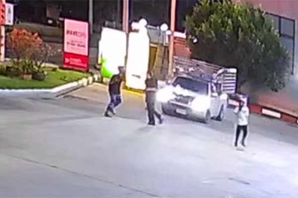 เหตุชุลมุนในปั๊มน้ำมัน “เป๊ก ผลิตโชค” ถูกฟันคางบาดเจ็บ