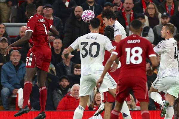 ผลบอลพรีเมียร์ลีก “แดงเดือด” แมนยู บุกทุบ ลิเวอร์พูล คาบ้าน 2-1