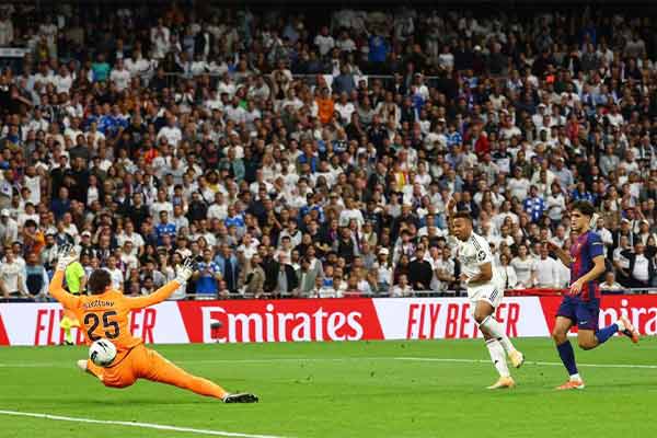 ผลบอลลาลีกา : “ราชันชุดขาว” เรอัล มาดริด เปิดบ้านเฉือน “บาร์เซโลนา” 2-1 ศึก เอล กลาซิโก้ เลกแรก